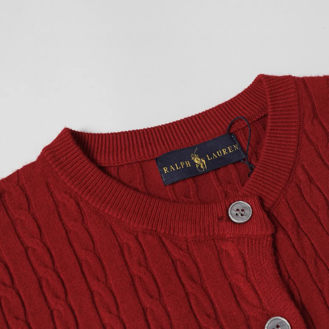 P166 Style No.: 602 -Ralph Lauren RL cardigan with classic war horse logo embroidery on the chest, long-sleeved sweater sweater jacket -The item is made of custom-dyed and custom-spun yarn, purchased from the original version. A full set of customized accessories. Details determine success or failure. Heavy new autumn and winter style. The weight of the item is as high as 800 grams. It is soft and delicate and does not tie the body. The upper body effect is very nice. Loose fit. Women's style. -Color: black, off-white, milk tea, light gray, dark gray. Navy blue red khaki red - Size: S / M / L S size 80-100 catties M size 100-120 catties Large size 120-135 catties